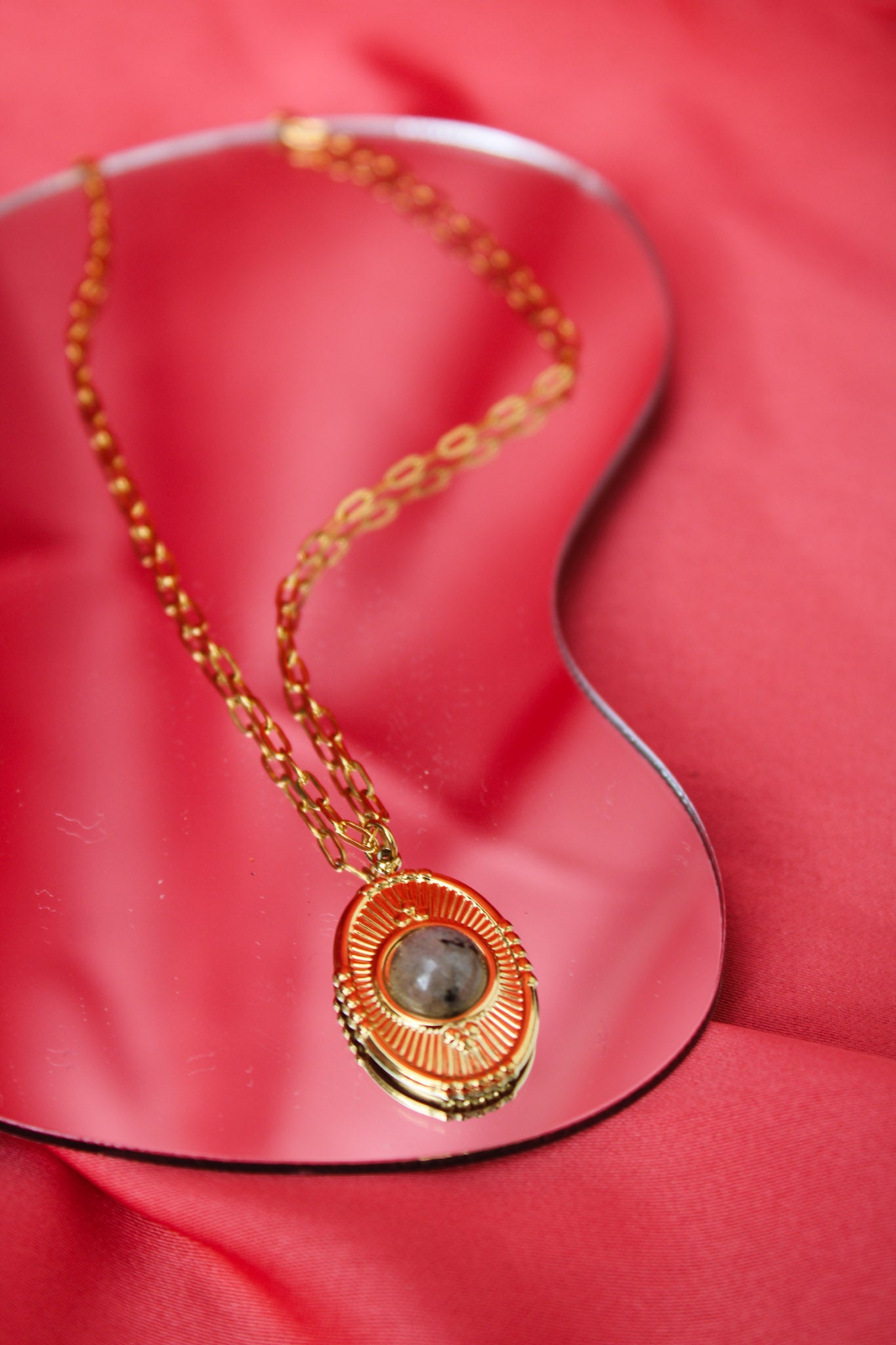 COLLIER MIA